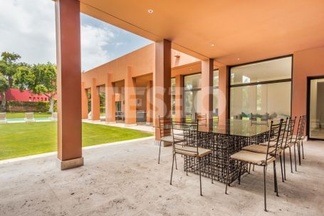 Fantastic Cubist Style Villa in one of the best plots of Sotogrande Costa. Sole Agent