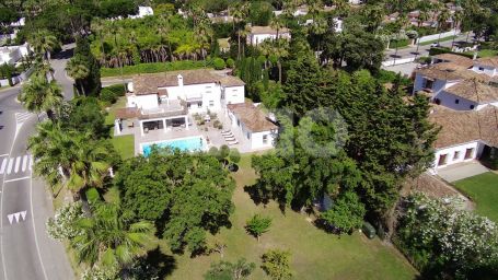 BEAUTIFUL NEWLY RENOVATED CONTEMPORARY VILLA TWO MINUTES FROM SOTOGRANDE BEACH ON PASEO DEL PARQUE