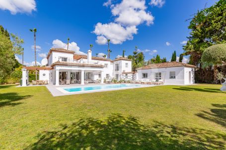 SCHÖNE NEU RENOVIERTE ZEITGENÖSSISCHE VILLA ZWEI MINUTEN VOM STRAND VON SOTOGRANDE AM PASEO DEL PARQUE ENTFERNT