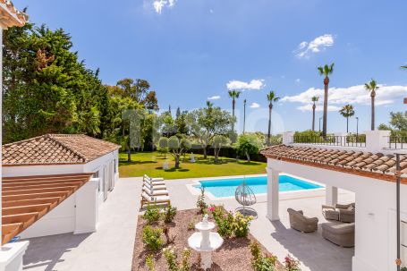 BELLE VILLA CONTEMPORAINE RÉCEMMENT RÉNOVÉE À DEUX MINUTES DE LA PLAGE DE SOTOGRANDE SUR LE PASEO DEL PARQUE