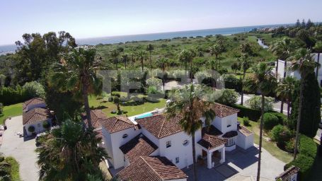 BELLE VILLA CONTEMPORAINE RÉCEMMENT RÉNOVÉE À DEUX MINUTES DE LA PLAGE DE SOTOGRANDE SUR LE PASEO DEL PARQUE