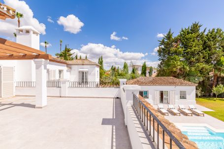 BELLE VILLA CONTEMPORAINE RÉCEMMENT RÉNOVÉE À DEUX MINUTES DE LA PLAGE DE SOTOGRANDE SUR LE PASEO DEL PARQUE