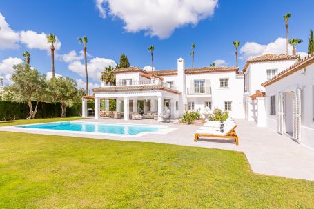 BELLE VILLA CONTEMPORAINE RÉCEMMENT RÉNOVÉE À DEUX MINUTES DE LA PLAGE DE SOTOGRANDE SUR LE PASEO DEL PARQUE