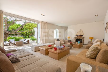 Villa recientemente reformada sobre parcela de alcornoques, a 700 metros de la playa, en Reyes y Reinas