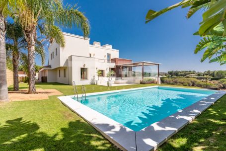 South-facing contemporary style villa built in 3 levels overlooking a green zone and close to the Almenara Hotel and Golf Course.