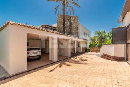 South-facing contemporary style villa built in 3 levels overlooking a green zone and close to the Almenara Hotel and Golf Course.