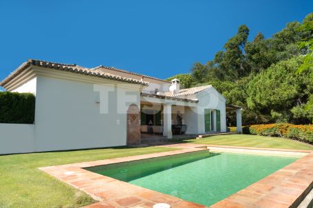 Preciosa Villa de estilo andaluz, en sitio muy tranquilo de La Reserva