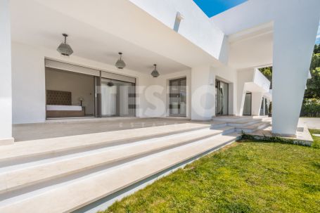 Spectacular Villa on a double plot in Kings and Queen, recently refurbished