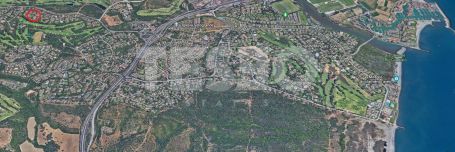 Unique building plot located in a quiet and consolidated area of Sotogrande Alto, with an exclusive contemporary proyect with licence