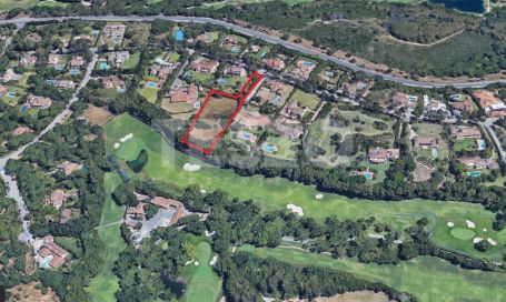 Unique building plot located in a quiet and consolidated area of Sotogrande Alto, with an exclusive contemporary proyect with licence