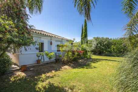 Recently renovated traditional villa, overlooking a green area and on a quiet cul-de-sac