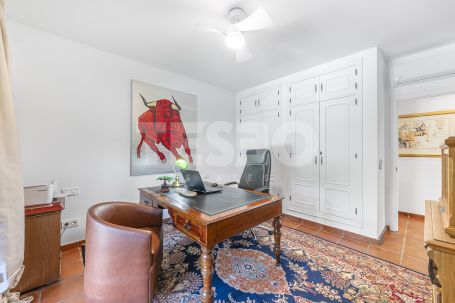 Recently renovated traditional villa, overlooking a green area and on a quiet cul-de-sac