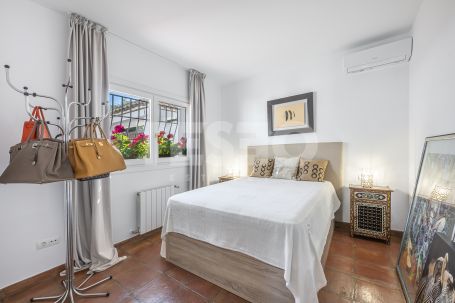 Recently renovated traditional villa, overlooking a green area and on a quiet cul-de-sac