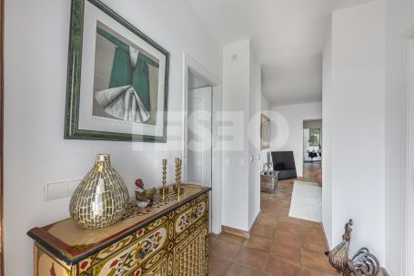 Recently renovated traditional villa, overlooking a green area and on a quiet cul-de-sac