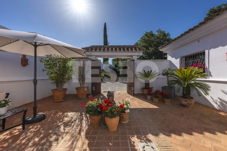 Recently renovated traditional villa, overlooking a green area and on a quiet cul-de-sac