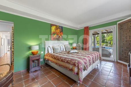 Recently renovated traditional villa, overlooking a green area and on a quiet cul-de-sac