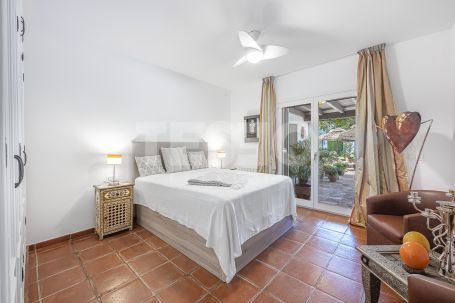 Recently renovated traditional villa, overlooking a green area and on a quiet cul-de-sac