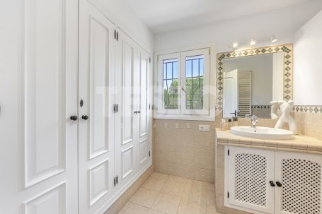 Recently renovated traditional villa, overlooking a green area and on a quiet cul-de-sac