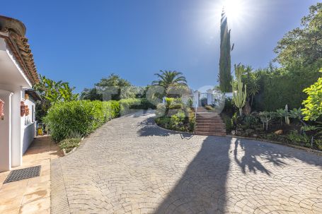 Recently renovated traditional villa, overlooking a green area and on a quiet cul-de-sac