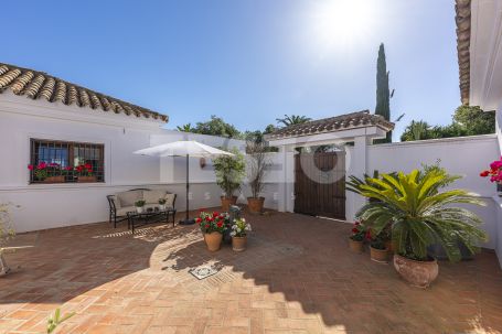 Recently renovated traditional villa, overlooking a green area and on a quiet cul-de-sac