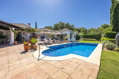 Recently renovated traditional villa, overlooking a green area and on a quiet cul-de-sac