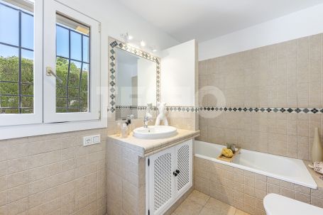 Recently renovated traditional villa, overlooking a green area and on a quiet cul-de-sac
