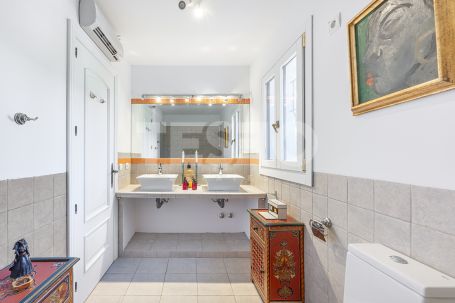 Recently renovated traditional villa, overlooking a green area and on a quiet cul-de-sac