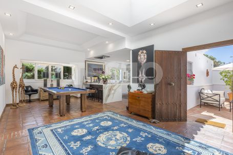 Recently renovated traditional villa, overlooking a green area and on a quiet cul-de-sac