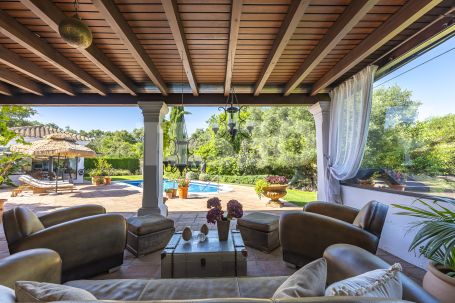 Recently renovated traditional villa, overlooking a green area and on a quiet cul-de-sac