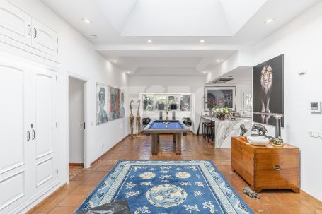 Recently renovated traditional villa, overlooking a green area and on a quiet cul-de-sac
