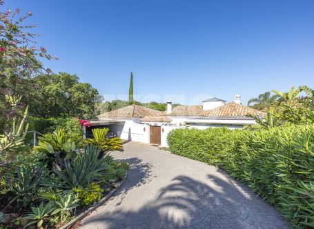 Recently renovated traditional villa, overlooking a green area and on a quiet cul-de-sac