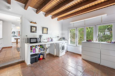 Recently renovated traditional villa, overlooking a green area and on a quiet cul-de-sac