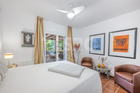 Recently renovated traditional villa, overlooking a green area and on a quiet cul-de-sac