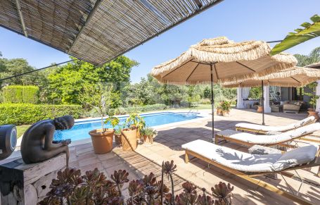 Recently renovated traditional villa, overlooking a green area and on a quiet cul-de-sac