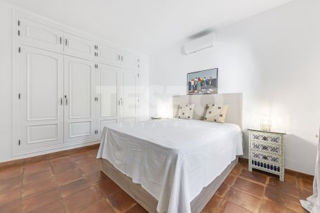 Recently renovated traditional villa, overlooking a green area and on a quiet cul-de-sac