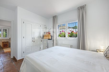 Recently renovated traditional villa, overlooking a green area and on a quiet cul-de-sac