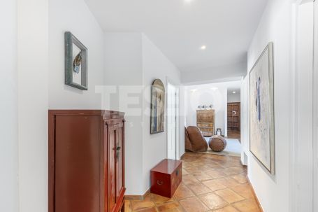 Recently renovated traditional villa, overlooking a green area and on a quiet cul-de-sac
