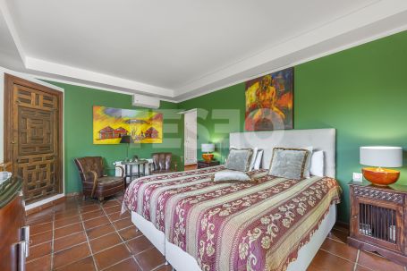 Recently renovated traditional villa, overlooking a green area and on a quiet cul-de-sac