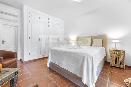 Recently renovated traditional villa, overlooking a green area and on a quiet cul-de-sac