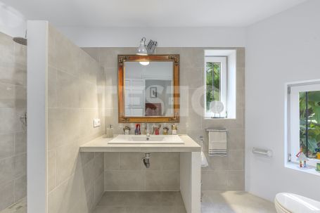 Recently renovated traditional villa, overlooking a green area and on a quiet cul-de-sac