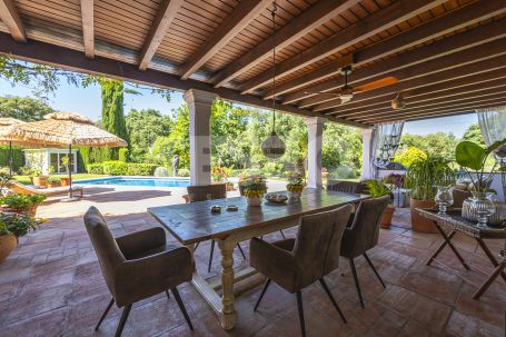 Recently renovated traditional villa, overlooking a green area and on a quiet cul-de-sac