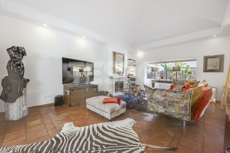 Recently renovated traditional villa, overlooking a green area and on a quiet cul-de-sac