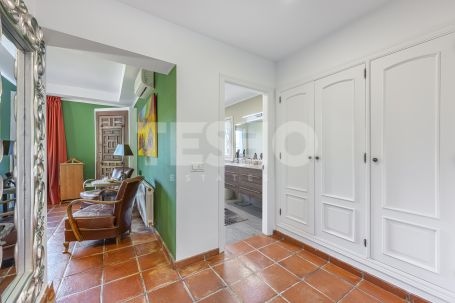 Recently renovated traditional villa, overlooking a green area and on a quiet cul-de-sac