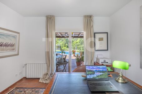 Recently renovated traditional villa, overlooking a green area and on a quiet cul-de-sac
