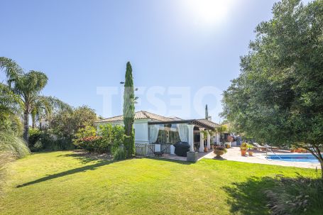 Recently renovated traditional villa, overlooking a green area and on a quiet cul-de-sac