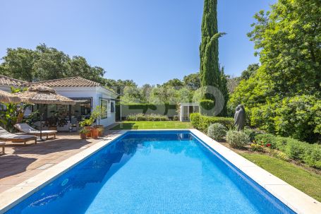 Recently renovated traditional villa, overlooking a green area and on a quiet cul-de-sac