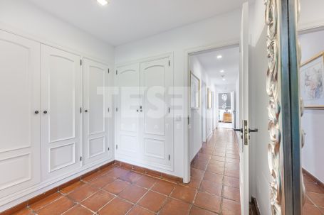 Recently renovated traditional villa, overlooking a green area and on a quiet cul-de-sac