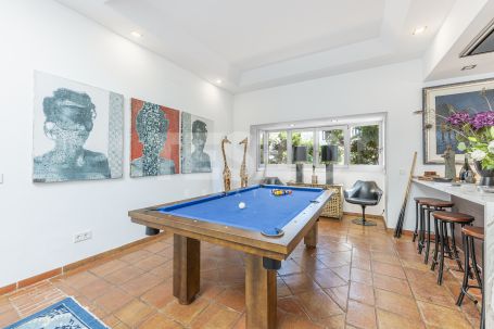 Recently renovated traditional villa, overlooking a green area and on a quiet cul-de-sac