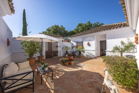 Recently renovated traditional villa, overlooking a green area and on a quiet cul-de-sac