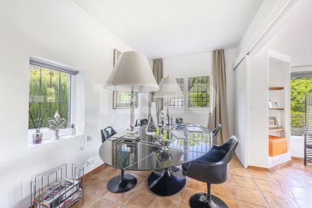 Recently renovated traditional villa, overlooking a green area and on a quiet cul-de-sac